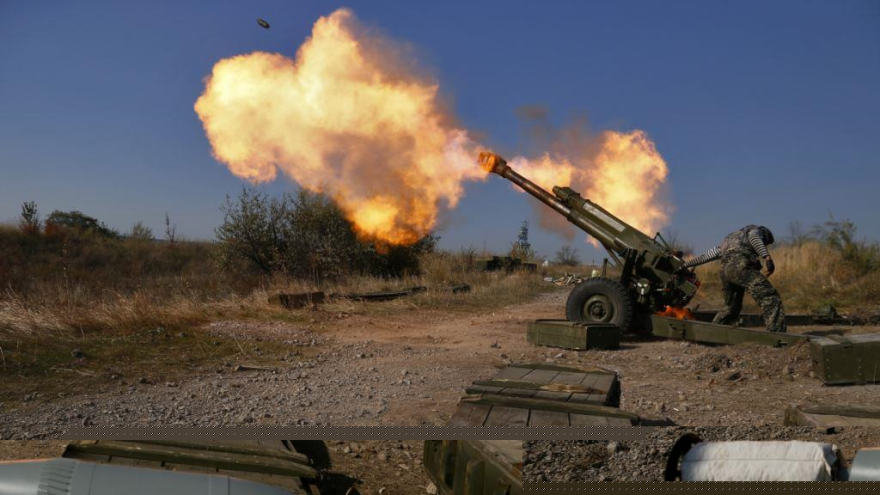 Una unidad de artillería ucraniana bombardea las zonas bajo control de los independentistas.