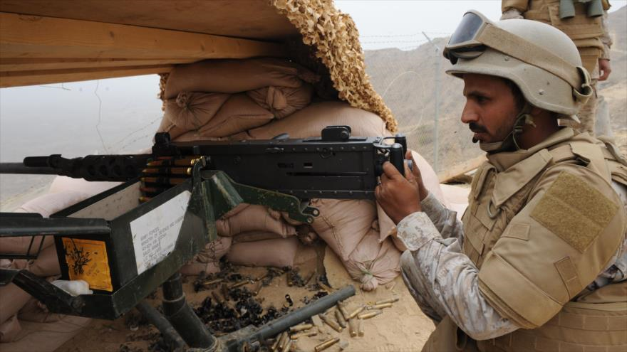 Un soldado saudí vigilando la frontera con Yemen