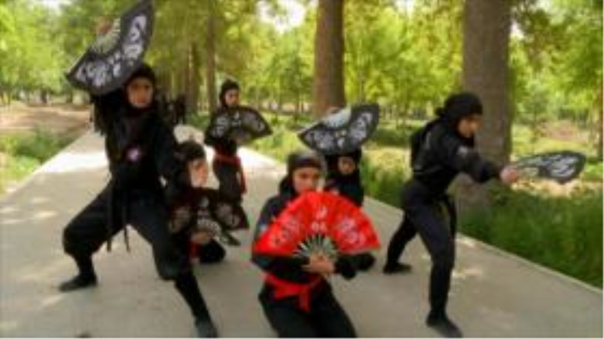 Irán - 1. Las mujeres ninja en Irán 2. Cicloturistas hongkoneses 3. Aspectos de Irán: Plaza y Mezquita de Gany Ali Jan 