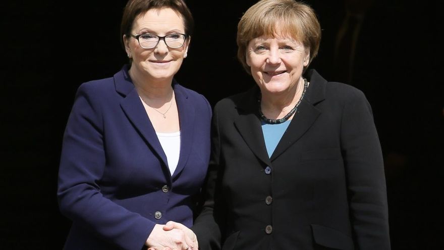 Ewa Kopacz, la primera ministra de Polonia, y Angela Merkel la canciller alemana