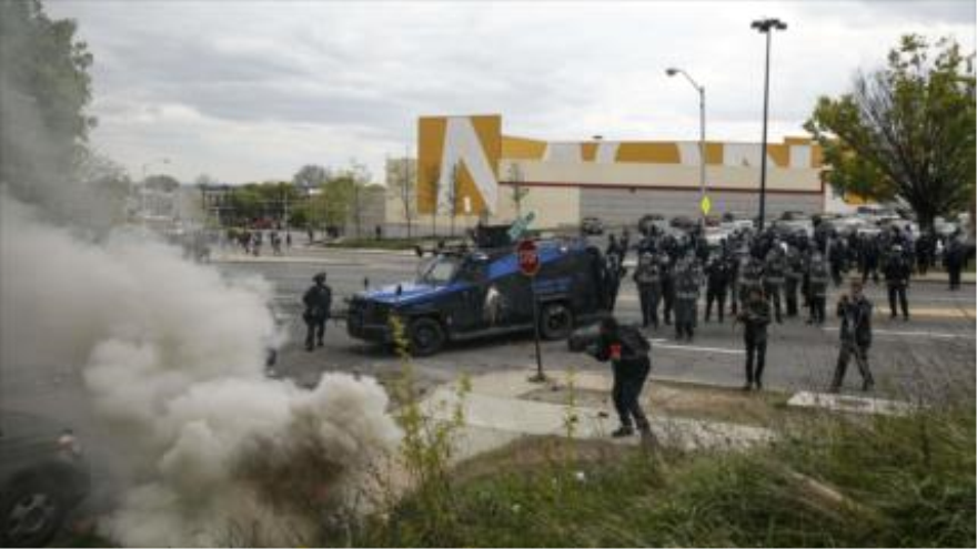 Estallan choques en Baltimore tras funeral del afroamericano Gray