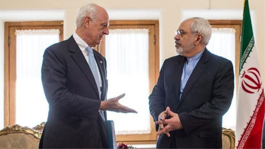 De Mistura (izquierda) se reúne con Zarif (derecha) en Teherán en 19 de octubre de 2014.