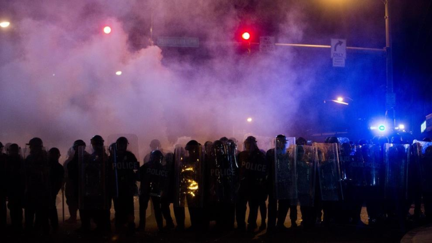 Las fuerzas del orden lanzan gas pimienta a los manifestantes que rechazan toque de queda en Baltimore, EEUU
