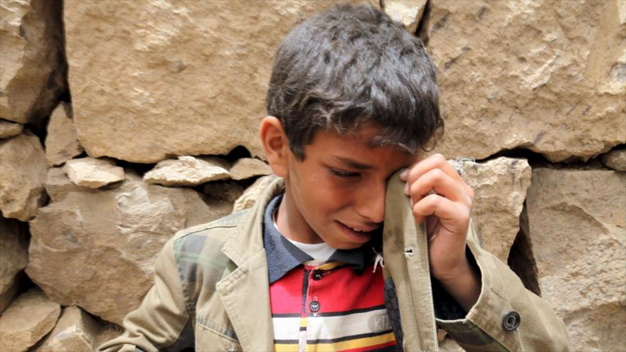 Un niño yemení llora cerca de los escombros de casas destruidas por un ataque aéreo saudí en el pueblo okash, cerca de Saná, capital.