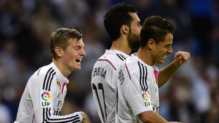 Toni Kroos, Álvaro Arbeloa y Javier Hernández celebran después de anotar un gol al Almería en el estadio Santiago Bernabéu de Madrid. 29 de abril de 2015