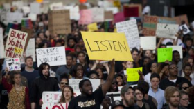 Multitudinaria marcha desafía toque de queda en Baltimore