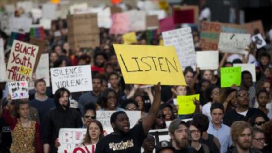 Protesta en Baltimore en rechazo de brutalidad policial contra la comunidad negra. 29 de abril de 2015