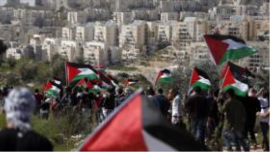 Palestinos protestan contra la construcción de asentamientos ilegales israelíes en Cisjordania.