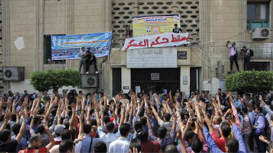 Una manifestación de estudiantes egipcios en una universidad en El Cairo, capital de Egipto.
