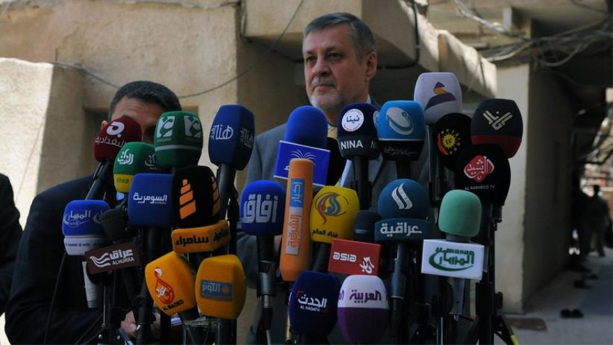 El nuevo enviado especial de la ONU para Irak, Ján Kubiš, se presenta ante los medios de comunicación en la ciudad iraquí de Nayaf
