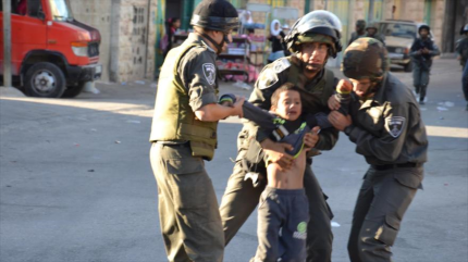 Fuerzas israelíes arrestan a niño palestino de 6 años en Al-Quds