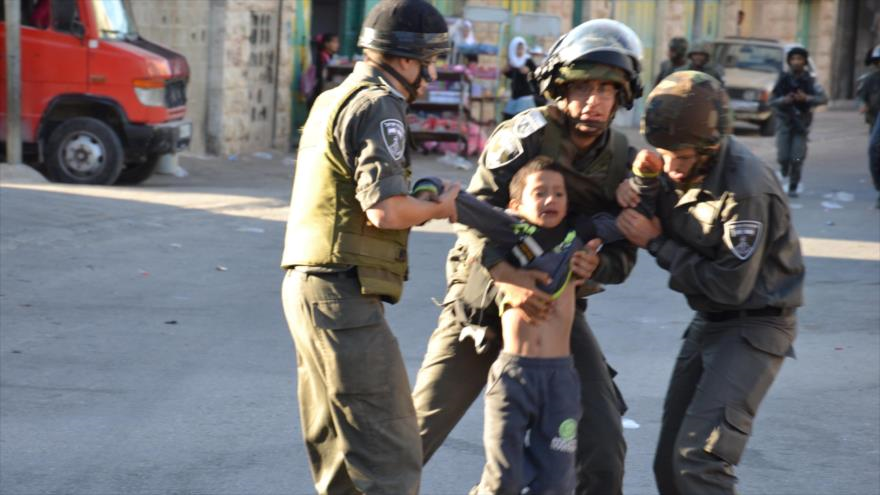 Fuerzas israelíes detienen a un niño palestino en Al-Quds (Jerusalén)