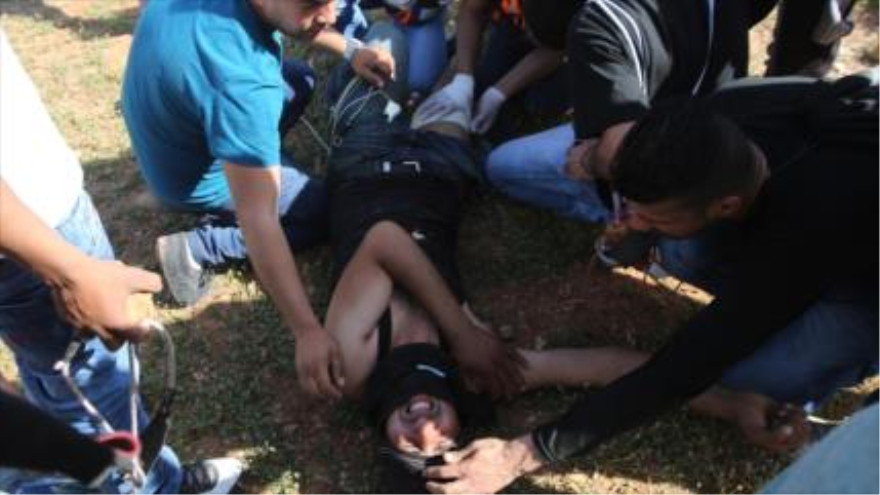 Un palestino recibe disparos por parte de las fuerzas sionistas durante los choques en el campamento de refugiados de Al-Jalazun, situado al norte de Ramalá. 1 de mayo de 2015
