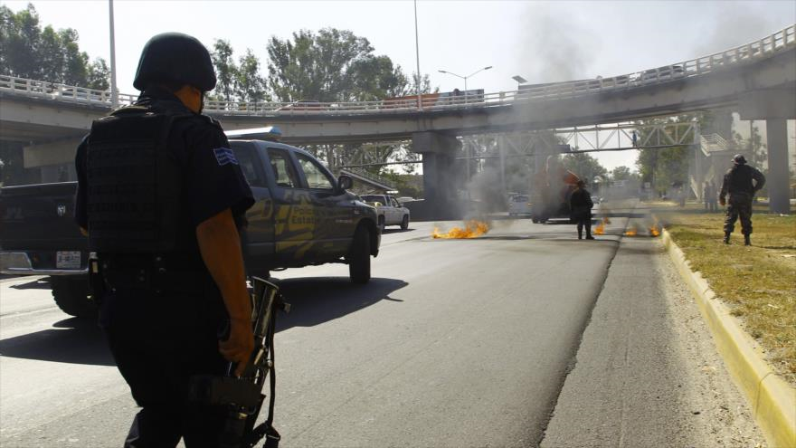 La policía federal mexicana desplegada en un punto en Jalisco, donde los narcos quemaron varios coches. 1 de mayo de 2015