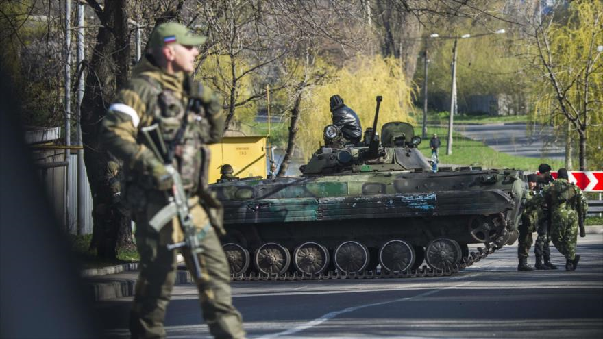 Fuerzas independentistas de la autoproclamada República Popular de Donetsk, controlando un acceso a la capital de la misma. 23 de abril de 2015