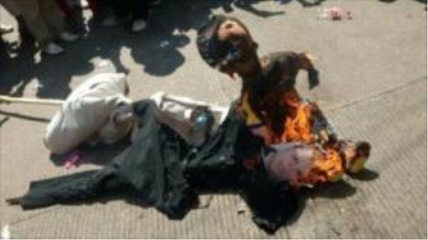 Estudiantes queman figura de Peña Nieto en Guerrero. 1 de mayo de 2015