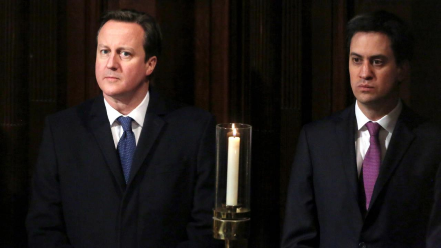 El primer ministro del Reino Unido, David Cameron (izq), y el líder del Partido Laborista, Ed Miliband