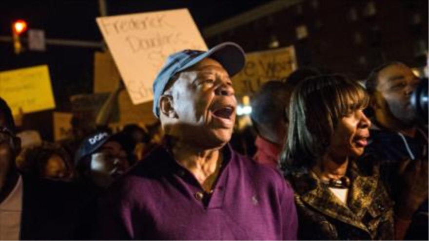 Manifestantes salen a las calles de Baltimore para solidarizarse con el joven afroamericano Freddie Gray. 1 de mayo de 2015