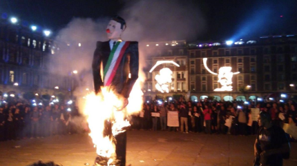 Queman figuras de Peña Nieto en desfile por el Día Internacional del Trabajo