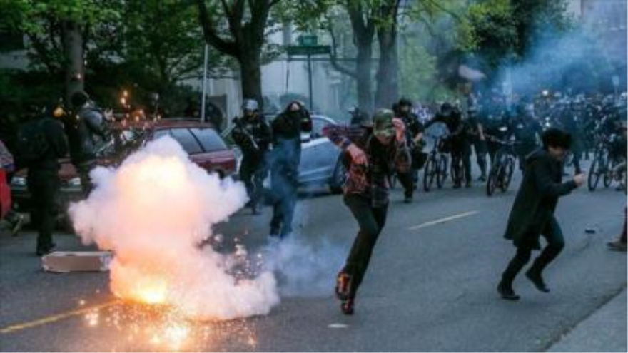 Enfrentamientos entre policia y manifestantes en Seattle. El 1 de mayo de 2015.