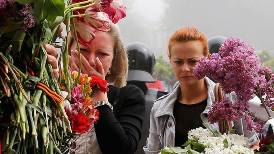 Dos mujeres en la ceremonia de conmemoración de víctimas de Odesa. 02 de mayo de 2015