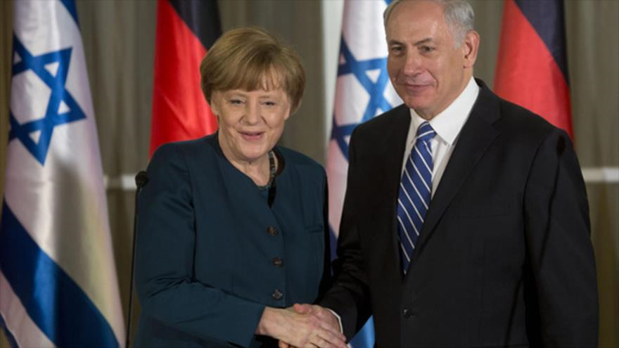 La canciller alemana, Angela Merkel da la mano al primer ministro israelí, Benyamin Netanyahu