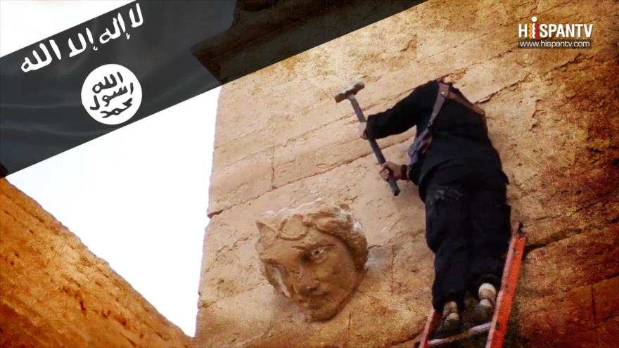 Un miembro de EIIL destruyendo la antigua ciudad de Hetra en Irak.