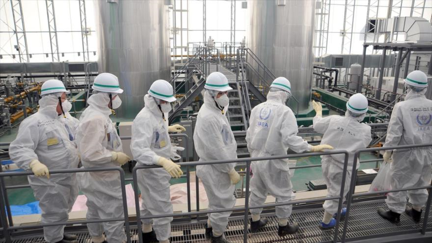 Inspectores de la AIEA revisan un centro nuclear.