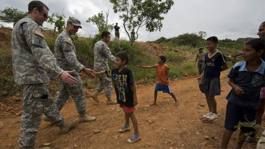Fuerzas especiales de EE.UU. saludan a varios chicos en el marco de la novena versión de ‘Fuerzas Comando 2012’ que se realizó en el Fuerte Militar de Tolemaida del 6 al 14 de junio.