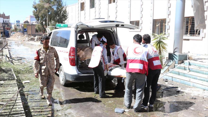 Un equipo de la Media Luna Roja yemení ayuda a víctimas de ataques aéreos de Arabia Saudí.