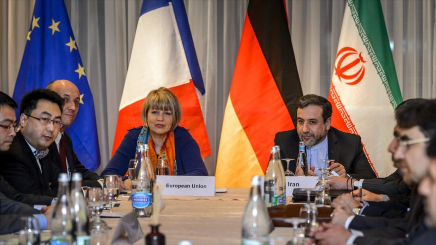 La directora política de la Unión Europea (UE), Helga Schmid (centro izquierda) sentada junto al vicecanciller iraní Seyed Abás Araqchi (derecha) en la apertura de las conversaciones nucleares en la ciudad de Montreux, Suiza.