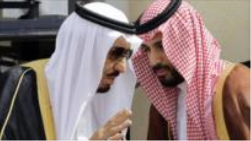 Rey saudí Salman bin Abdelaziz Al Saud (izquierda) habla con su hijo Mohamad.