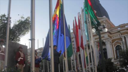 Morales iza una bandera en apoyo a la demanda marítima ante la CIJ