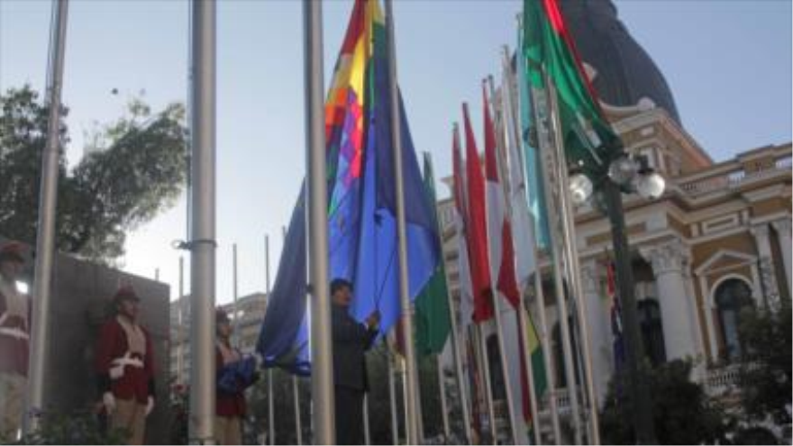Evo Morales iza la bandera de la reivindicación marítima en apoyo “simbólico” a la delegación que se encuentra en La Haya