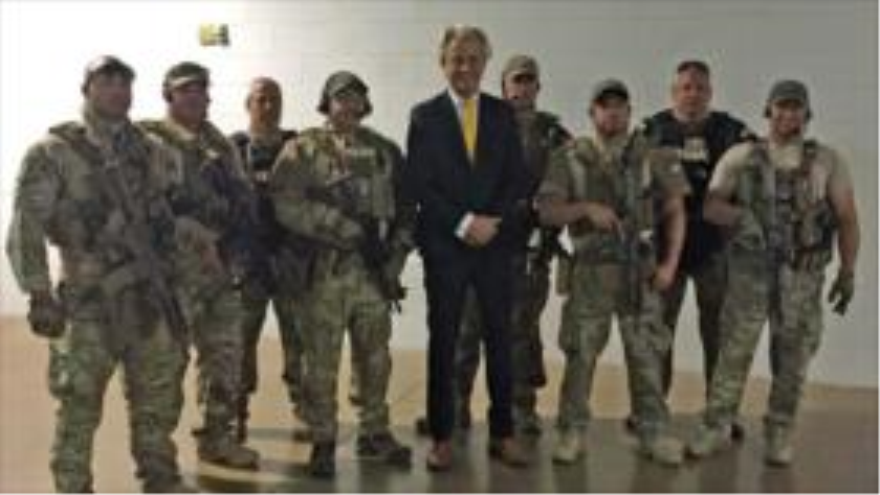 Retrato del político ultrasionista holandés Geert Wilders, junto a agentes policiales de élite, tomado en una exposición islamófoba en Garland (Texas, sureste de EE.UU.). 3 de mayo de 2015