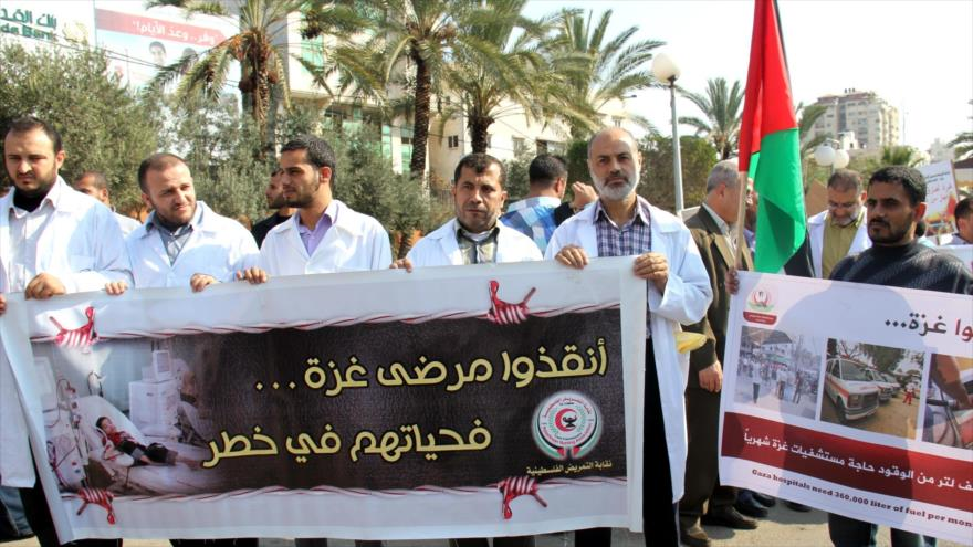 Médicos y civiles palestinos protestan contra el cerco contra Gaza