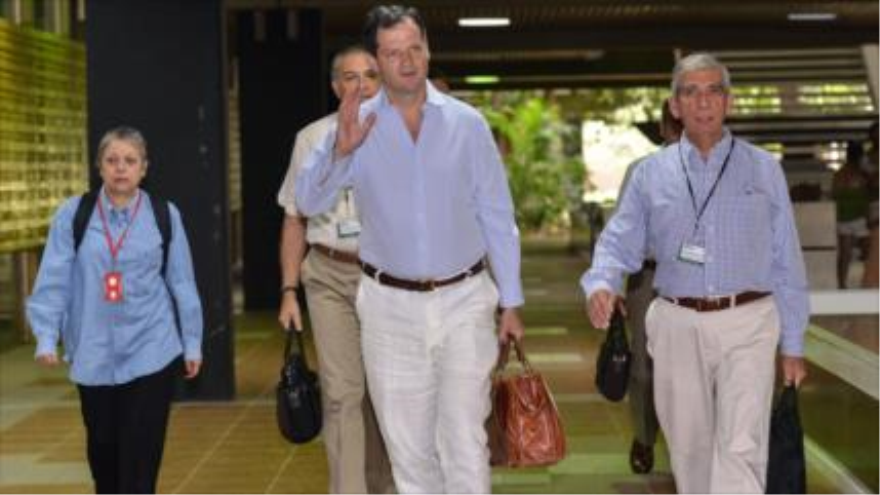 Representantes del Gobierno colombiano llegan a Cuba para asistir a los diálogos de paz con las FARC