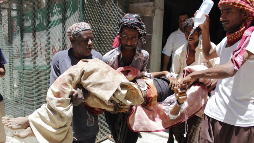Yemeníes llevan a un hombre herido a un hospital en la ciudad yemení meridional de Taiz