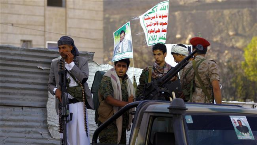 Combatientes del movimiento popular yemení Ansarolá.