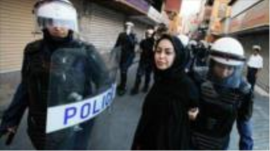 Fuerzas bareiníes arrestan a una manifestante