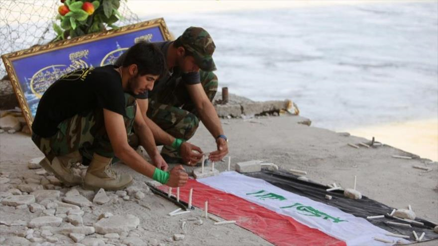 Las fuerzas iraquíes rinden homenaje a las víctimas de violencia de EIIL en Tikrit.