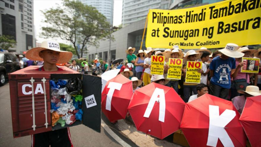 Los ambientalistas filipinos en marcha frente a embajada de Canadá en Manila. 07 de mayo de 2015