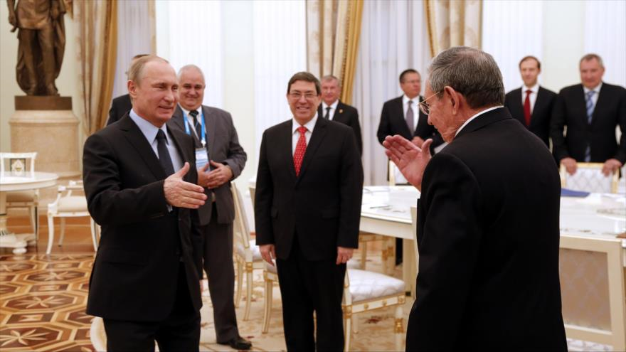 El presidente de Rusia, Vladimir Putin (izquierda), recibe a su par cubano, Raúl Castro, en el Kremlin. 7 de mayo de 2015