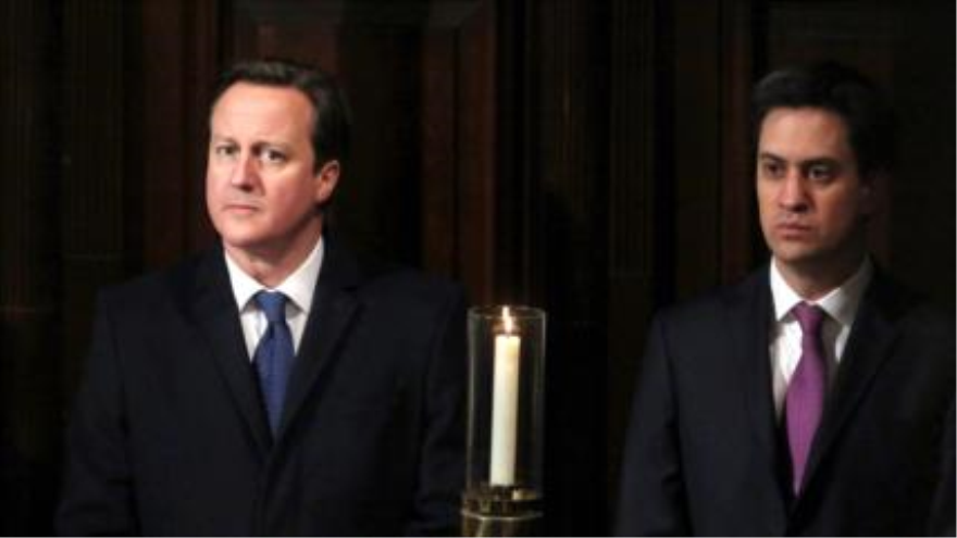 El premier británico, David Cameron (izq) y el líder laborista Ed Miliband