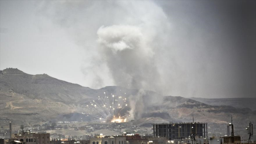 Una columna de humo en Saná, capital yemení, tras un bombardeo saudí.