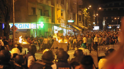 Miles de macedonios protestan contra brutalidad policial