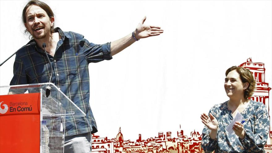 El líder del partido español Podemos, Pablo Iglesias (izquierda), y Ada Colau (derecha), la candidata a la Alcaldía de Barcelona en un acto en Nou Barris (Barcelona). 9 de mayo de 2015