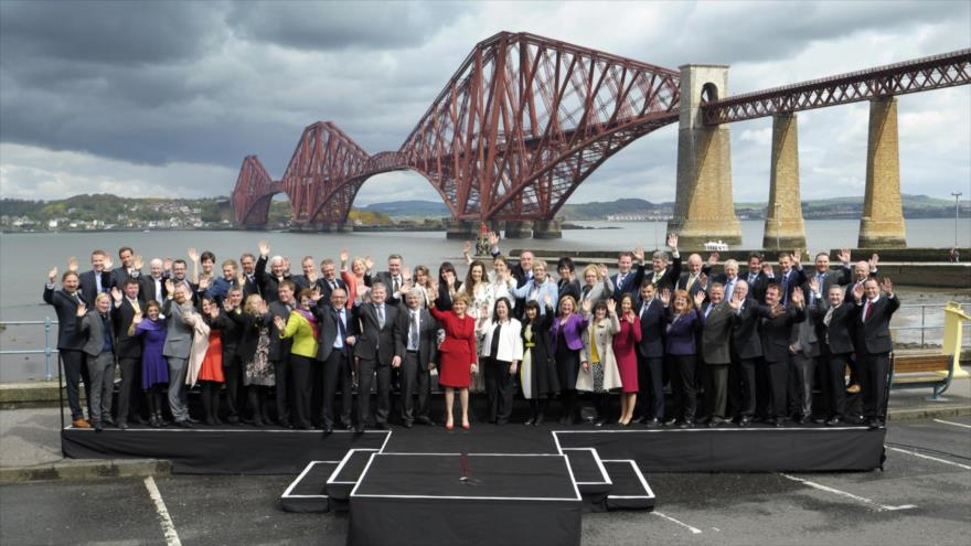 Nicola Sturgeon, al frente del flamante grupo parlamentario del Partido Nacional Escocés (SNP), junto al Cuarto Pente de Queensferry, al oeste de la capital escocesa, Edinburgo. 9 de mayo de 2015