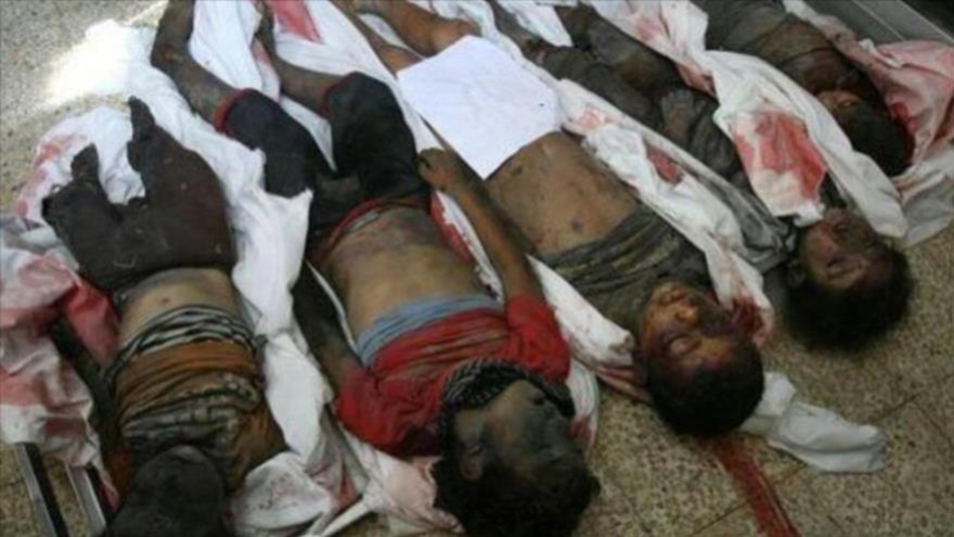 Los cadáveres de varios niños yemeníes que perdieron la vida en un ataque saudí.