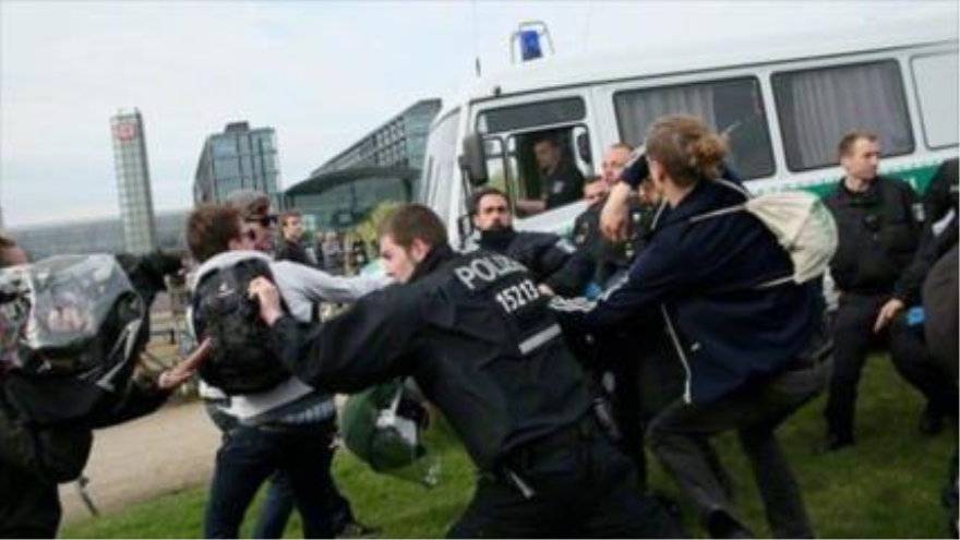 Policía alemán reprime manifestación antifascista en la ciudad capitalina de Berlín, 9 de mayo 2015